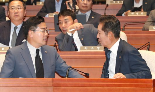 박찬대 원내대표와 정청래 최고위원이 이야기를 나누고 있다./조선일보 DB