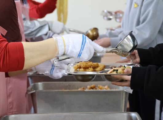 학교 급식실에서 학생들이 점심을 받고 있다. 기사 내용과는 무관한 사진. /연합뉴스
