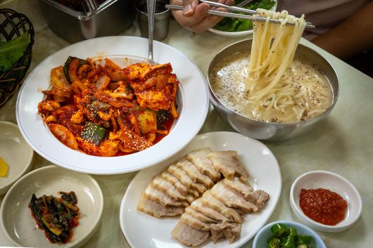 '신도칼국수'는 두루치기와 돼지 수육이 칼국수만큼 인기다. /이건송 영상미디어 기자