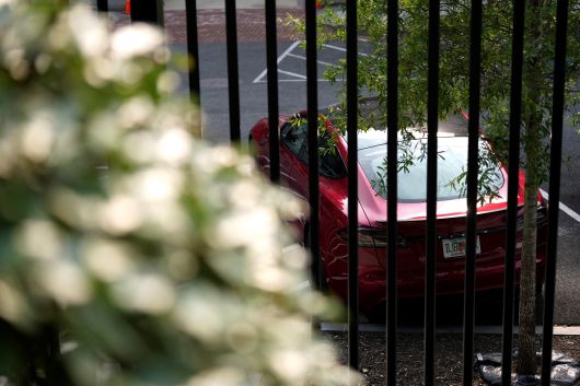 지난 5일(현지시각) 백악관 인근에 주차된 트럼프의 테슬라 차량. /로이터 연합뉴스