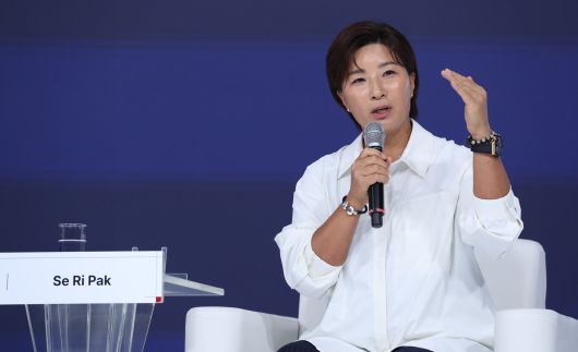 박세리가 5월 21일 서울 신라호텔에서 열린 아시안리더십콘퍼런스(ALC)에서 '한계를 넘어선 스윙: 박세리와 함께하는 혁신의 여정'이란 주제로 대담을 나누는 모습. 그는 "모두가 끝이라고 말할 때가 다시 시작할 때"라고 했다. 2025.5.21 /박성원 기자