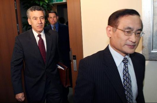 위성락 한반도평화교섭본부장이 2009년 8월 24일 방한중인 필립 골드버그 미국 국무부 대북제재 조정관(나중에 주한미국대사)을 만나 회의실로 들어서고 있다./조선일보