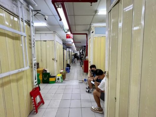 대대적인 단속이 벌어지고 며칠 뒤 사이공스퀘어의 상황. 대부분의 가게가 문을 닫은 상태이다. /호찌민시장관리국