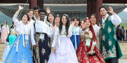 지난 8일 오전 서울 광화문광장에서 '유엔 참전국 후손 교류캠프'에 참가한 6·25전쟁 참전국 후손 등이 경복궁 일대를 둘러보며 활짝 웃고 있다. /박성원 기자