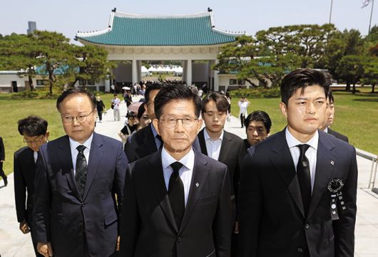 국민의힘 김문수(가운데) 전 대선 후보와 김용태(오른쪽) 국민의힘 비상대책위원장이 현충일인 지난 6일 국립서울현충원을 찾아 참배하고 있다. 국민의힘은 대선 패배 후 닷새가 지나도록 반성과 쇄신은 뒷전인 채 차기 당권과 각종 개혁 조치를 둘러싼 내부 논란을 벌이고 있다. /연합뉴스