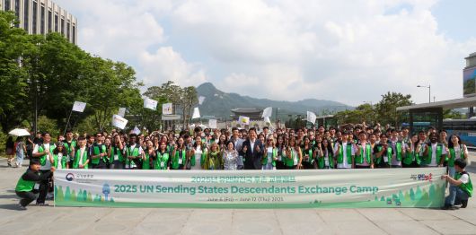 지난 8일 오전 서울 광화문광장에서 오세훈 서울시장과 6·25전쟁 참전국 후손 등이 광화문광장에서 기념촬영을 하고 있다. 올해 16회를 맞은 유엔 참전국 후손 교류캠프는 올해부터 참여 대상을 국내·외 대학생으로까지 확대, 유엔 참전용사 후손과 참전국·국내 대학생 등 13개국 150명이 참여했다. /박성원 기자