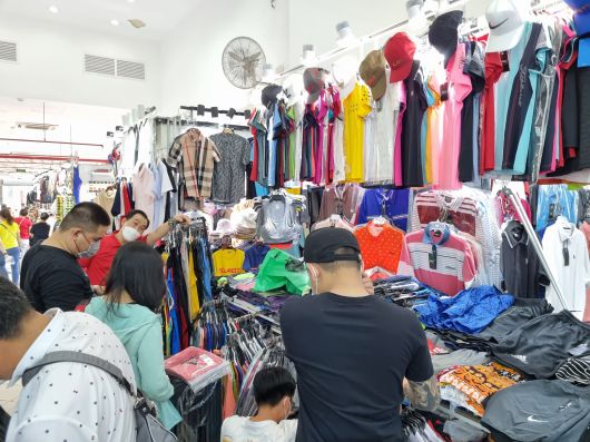 사람들로 붐비는 호찌민 사이공스퀘어. 의류와 핸드백, 신발과 시계부터 각종 골프용품과 캐리어까지 다양한 위조품을 판다. /호찌민=이미지 기자