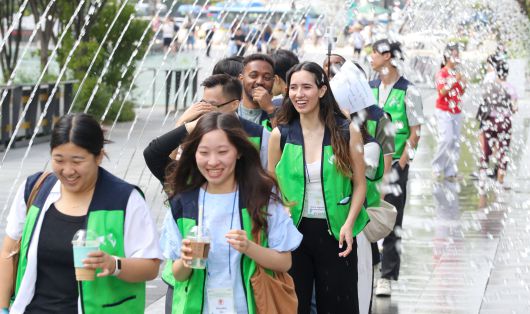 지난 8일 오전 서울 광화문광장에서 '유엔 참전국 후손 교류캠프'에 참가한 6·25전쟁 참전국 후손 등이 분수 터널을 지나며 더위를 식히고 있다. /박성원 기자