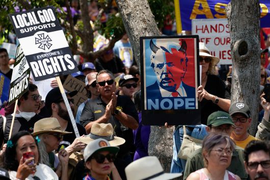 9일 미국 캘리포니아주 로스앤젤레스(LA)에서 트럼프 정부의 불법 이민자 단속·추방 정책에 반대하는 시위가 열리고 있다. /로이터 연합뉴스
