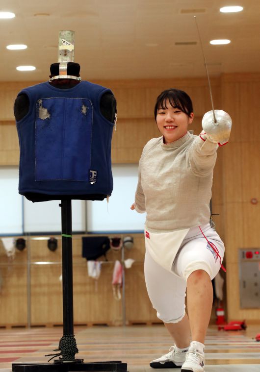 6일 진천선수촌에서 펜싱 여자 사브르 전하영 선수가 본지와 인터뷰를 마친 뒤 사진 포즈를 취하고 있다. /신현종 기자