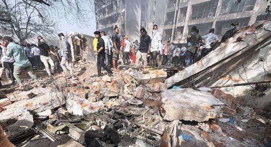 12일 에어인디아 여객기가 추락한 구자라트주 아메다바드의 공항 인근 의과대학 기숙사 일대에서 구조 작업이 진행되고 있다. 추락한 여객기와 충돌하면서 건물이 무너졌고, 기숙사 내부에서도 시신이 발견된 것으로 알려졌다. /EPA 연합뉴스