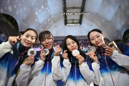 3일 프랑스 파리 그랑팔레에서 열린 2024 파리올림픽 펜싱 여자 사브르 단체전 결승 한국과 우크라이나의 경기. (왼쪽부터) 윤지수, 전하영, 전은혜, 최세빈이 은메달을 들어보이고 있다. / 올림픽사진공동취재단