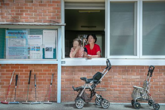 12일 오전 인천 강화군 당산리마을회관에서 마을 주민 (왼쪽부터) 유재희(80), 채갑숙(69)씨가 창문을 활짝 열고 대화를 나누고 있다. 이재명 대통령은 소셜미디어를 통해 "11일 오후 2시부로 우리 군이 전방 지역에서 진행하던 대북 확성기 방송을 중지하도록 지시했다"고 했다. 합동참모본부는 북한의 대남 소음 방송이 청취된 지역이 없다고 밝혔다. /장련성 기자