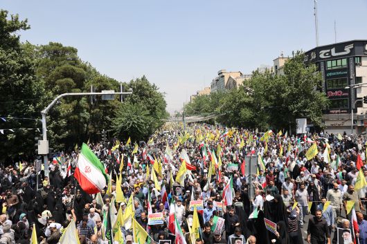 13일 이란 테헤란에서 이스라엘의 대이란 공습 이후 열린 반 이스라엘 시위./로이터 연합뉴스