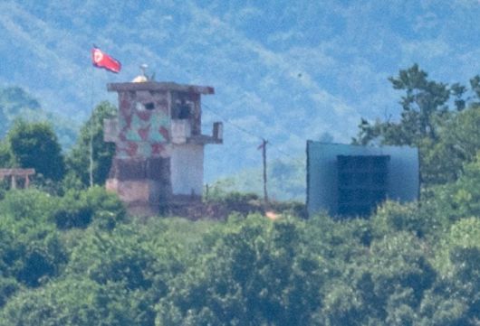 2025년 6월 12일 오후 경기도 파주시 자유로에서 바라본 북한의 대남 확성기 모습. 이재명 대통령은 소셜미디어를 통해 "11일 오후 2시부로 우리 군이 전방 지역에서 진행하던 대북 확성기 방송을 중지하도록 지시했다"고 했다. 합동참모본부는 북한의 대남 소음 방송이 청취된 지역이 없다고 밝혔다. /장련성 기자