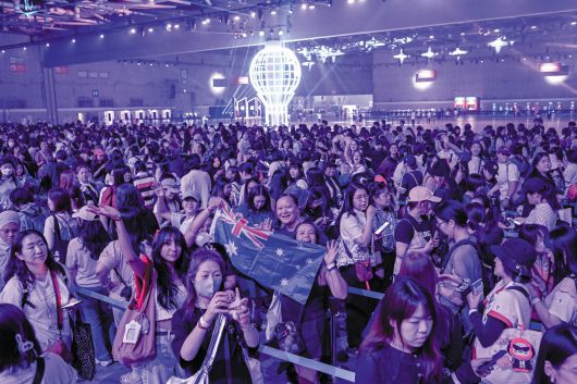 13일 경기 고양시 일산서구 킨텍스에서 열린 방탄소년단 데뷔 12주년 기념 축제 '2025 BTS 페스타'(2025 BTS FESTA)에서 모인 아미들./ 고운호 기자