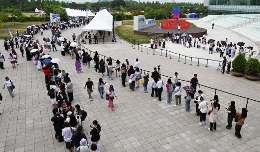 방탄소년단 팬들이 13일 경기 고양시 일산서구 킨텍스에서 방탄소년단 데뷔 12주년 기념 축제 '2025 BTS 페스타'에 입장하기 위해 줄을 서 있다. / 고운호 기자