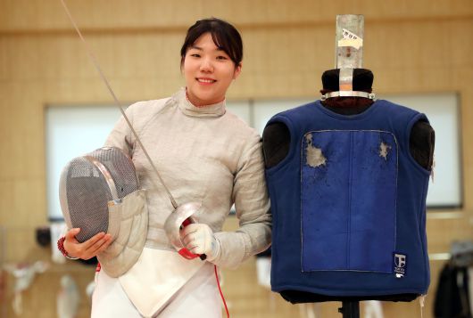 6일 진천선수촌에서 펜싱 여자 사브르 전하영 선수가 본지와 인터뷰를 마친 뒤 사진 포즈를 취하고 있다. /신현종 기자