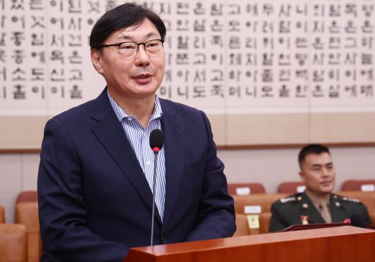 이화영 전 경기도 평화부지사가 지난해 10월 25일 국회 법제사법위원회가 진행한 국정감사에 출석해 김성태 전 쌍방울 회장 관련 질의에 답하고 있다. /뉴스1