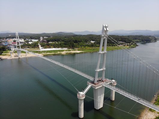 '신륵사관광지'와 '금은모래강변공원' 부근을 잇는 '여주남한강출렁다리'는 한강 물줄기 위에 놓인 최초의 출렁다리다. 그 옛날 황포돛배 타고 오가던 강은 출렁다리 개통 후 관광지로 다시 한번 주목받고 있다. /이경호 영상미디어 기자
