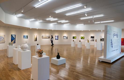 '신륵사관광지' 일대에 '여주박물관' 등 굵직한 명소들이 모여 있다면, 금은모래강변공원 주변엔 아기자기한 볼거리가 숨어 있다. '폰 박물관'과 마주 보고 있는 '금은모래 작은 미술관'에선 지역 작가들의 전시가 기다린다.  / 이경호 영상미디어 기자