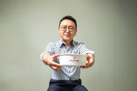 해외 박람회마다 하우스쿡 부스에는 구름 인파가 몰린다. 신영석 대표는 “라면 냄새에 끌리는 건 만국 공통”이라며 “세계 곳곳에서 이어진 인연으로 40국에 제품을 수출한다”고 했다. /양수열 영상미디어 기자