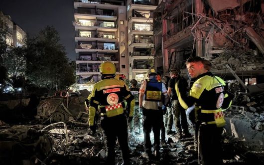 13일 이란의 탄도 미사일 공격으로 텔아비브의 한 건물이 일부 파괴된 모습. /타임스오브이스라엘 제공