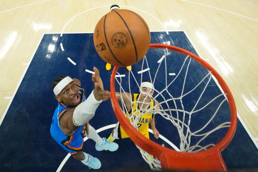 오클라호마시티 썬더의 샤이 길저스 알렉산더(왼쪽)가 14일 인디애나와의 NBA 챔피언결정 4차전에서 골 밑 슛을 시도하고 있다. 그는 승부처였던 4쿼터에 15점을 몰아치며 역전승에 앞장섰다. /Kyle Terada-Imagn Images 연합뉴스