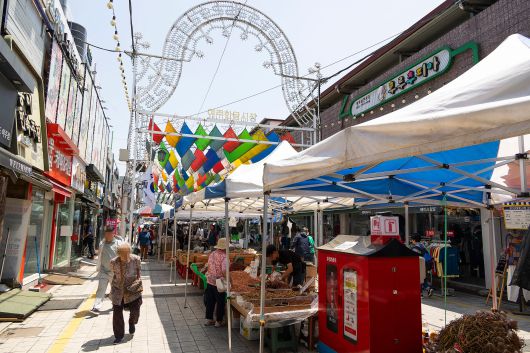 경기도에서 '성남 모란 5일장' 다음으로 규모가 큰 '세종시장'(한글시장). 5와 0으로 끝나는 날 서는 장날엔 더욱 볼거리가 풍성해진다. / 이경호 영상미디어 기자