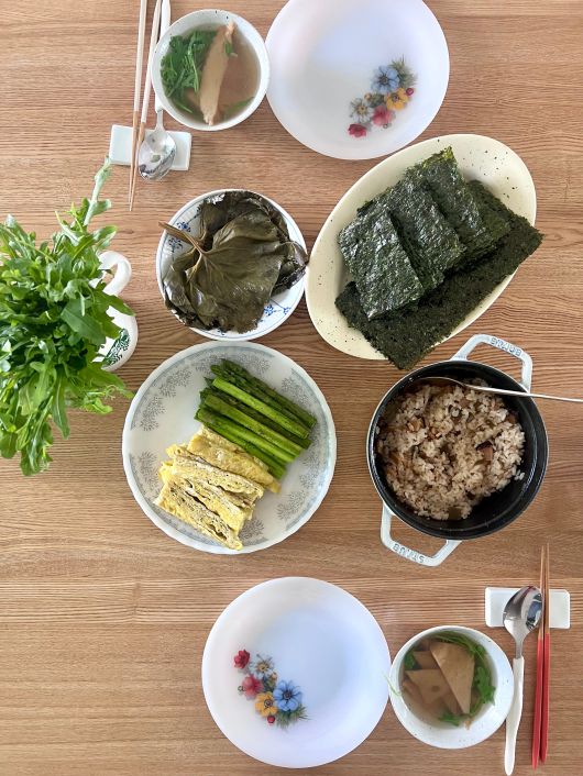 김밥을 조금 더 쉽게 먹기 위해 내가 낸 꾀는 식탁에서 각자 김밥을 싸먹는 것이었다. /윤혜자 제공