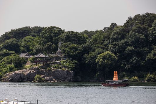 출렁다리를 통해 남한강을 건너 '금은모래강변공원'에서 바라본 천년고찰 '신륵사'. / 이경호 영상미디어 기자