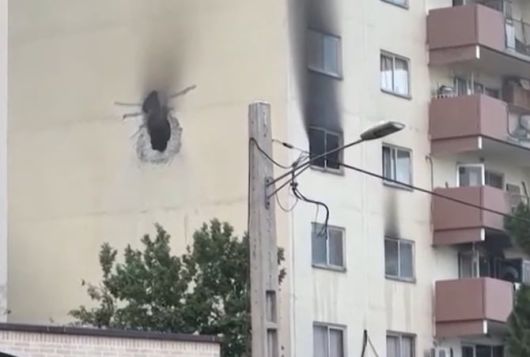 이스라엘 드론 공격으로 인해 이란의 한 아파트 벽에 구멍이 뚫려 있다. /로이터 연합뉴스