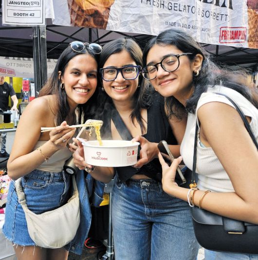 작년 10월 미국 뉴욕에서 열린 한인 축제. 하우스쿡 부스를 찾은 외국인들이 라면을 먹고 있다. /범일산업