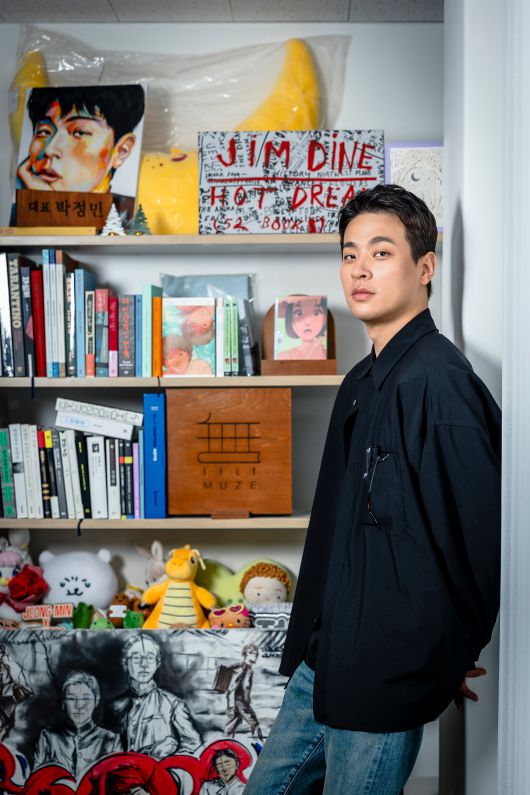 배우 박정민이 자신의 출판사 무제 사무실에서 포즈를 잡았다. 그는 "연기를 하는 것보다 이렇게 서서 사진을 찍는게 더 어렵다"고 말했지만, 막상 촬영이 시작되자 표정이 바뀌었다. /이건송 영상미디어 기자