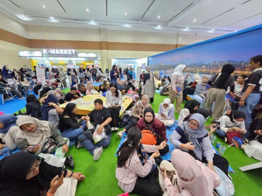 '한강라면' 콘셉트로 꾸며놓은 지난해 인도네시아 한류 행사 모습. 히잡을 쓴 여성들이 평상과 돗자리에 앉아 있다. /신영석 대표 제공