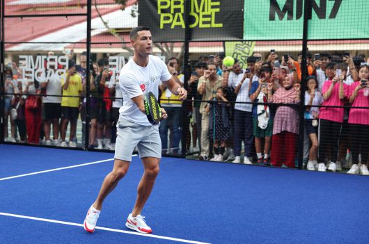 빠델 마니아로 유명한 축구 스타 호날두가 2023년 싱가포르에서 빠델을 즐기는 모습. /AFP