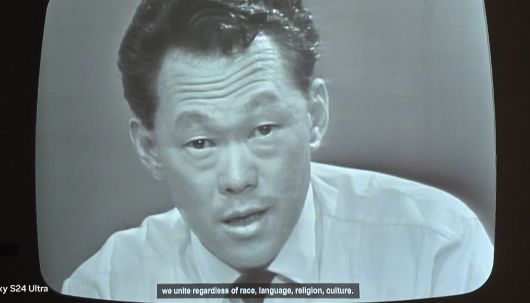 싱가포르 국립박물관에서 볼 수 있는 7분 30초 길이의 흑백 동영상. 리콴유의 눈물 때문에 기자회견이 20분 이상 중단됐다. /윤평중 제공