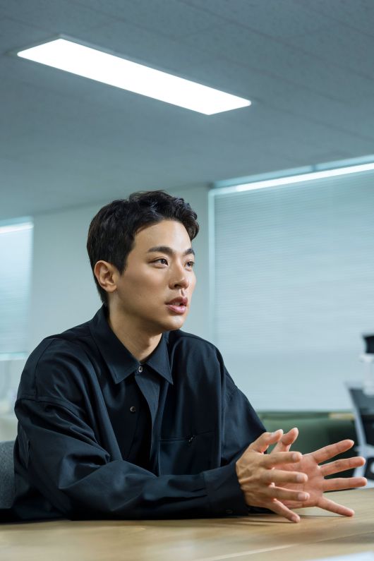 배우 박정민이 자신의 출판사 ‘무제’에서 낸 ‘첫 여름, 완주’는 종이책이 출간되기 전, 시각장애인을 위한 오디오북으로 먼저 나왔다. 시력을 잃은 아버지에게 책을 선물할 방법을 찾다 시작된 ‘듣는 소설’ 프로젝트다. /이건송 영상미디어 기자