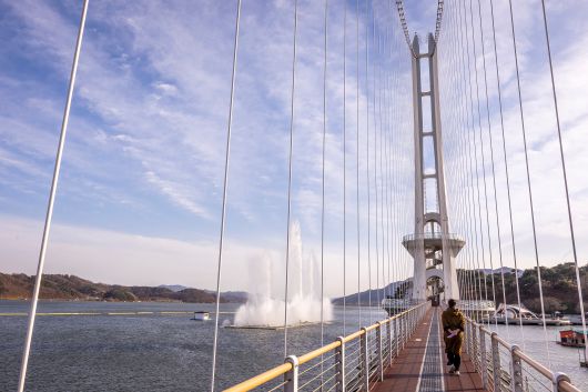 충남 예산 예당저수지 수면 위에 비교적 낮게 설치된 '예당호 출렁다리'는 음악 분수 등 볼거리에 힘을 줬다. 산책로, 부교, 모노레일 등과 연계해 누적 방문객 900만명이 다녀갔다. / 이신영 영상미디어 기자