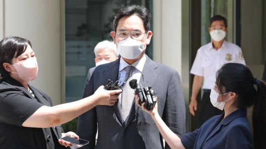 2022년 8월 12일 이재용 삼성전자 부회장이 서울중앙지방법원에서 열린 1심 속행공판 정회 후 법정을 나서며 정부의 가석방 발표와 관련 입장을 말하고 있다. 이 부회장은 이날 정부가 발표한  '8·15 광복절 특별사면' 대상자로 복권이 확정돼 정상적인 경영 활동을 할 수 있게 됐다. /남강호 기자