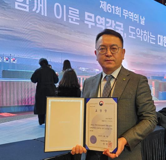 신영석 범일산업 대표가 지난해 말 제61회 무역의날 기념식에서 산업통상자원부 장관 표창을 받았다. /신영석 대표 제공