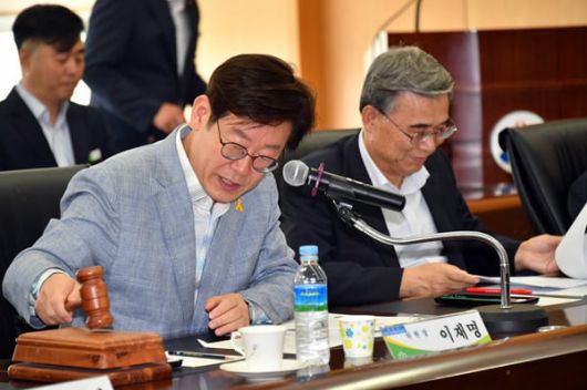 이재명 대통령이 성남시장 시절인 2017년 7월 6일 성남시 남북교류협력위원회에서 관련 안건을 의결하고 있다. 그 옆에서 이 위원회의 부위원장을 맡았던 이종석 전 국정원장 지명자가 자료를 보며 웃고 있다./성남시