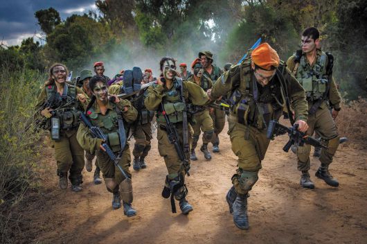 이스라엘군은 ‘시모네 메타임’ ‘탈피오트’ 같은 엘리트 부대를 통해 고등학교를 졸업하고 입대한 학생들을 최정예 요원으로 길러내고 있다. 군대에서 수년간 창의력과 유연성, 문제 해결력을 키운 이들은 실전에서 신속하게 문제점을 파악하고 최선의 해결 방안을 찾아낸다. 또 제대 후에도 끊임없이 신기술을 개발하며 이스라엘 벤처 산업을 이끈다. 군대가 ‘창업 인큐베이터’ 역할까지 하는 셈이다. 사진은 이스라엘 군인들이 전투 훈련을 하는 모습. /이스라엘방위군(IDF) 홈페이지