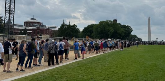 14일 미국 워싱턴 DC 내셔널 몰 일대에 육군 창설 250주년 퍼레이드를 보려는 시민들이 줄을 서 있다. /워싱턴=김은중 특파원