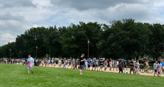 14일 미국 워싱턴 DC 내셔널 몰 일대에 육군 창설 250주년 퍼레이드를 보려는 시민들이 줄을 서 있다. /워싱턴=김은중 특파원