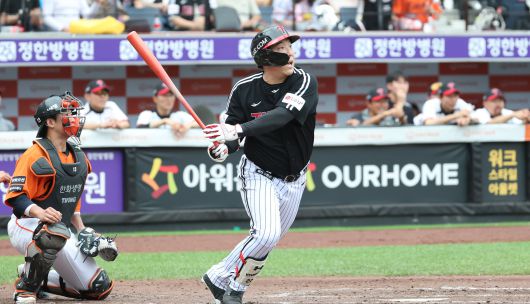 15일 대전 한화생명볼파크에서 열린 프로야구 한화와 LG 경기에서 LG 김현수가 4회초 2사 2타점 안타를 치고 있다. /뉴스1