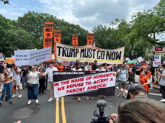 14일 미국 워싱턴 DC에서 도널드 트럼프 대통령에 반대하는 시위가 열리고 있다. /X(옛 트위터)