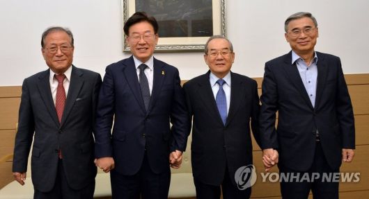 2016년 10월 13일 ‘통일은 과정이다’를 주제로 경기도 성남시청에 열린 통일 토크쇼에서 당시 성남시장이던 이재명 대통령이 이 행사에 참석한 정세현, 임동원, 이종석 전 통일부 장관(왼쪽부터)과 함께 활짝 웃고 있다. 이재정 전 통일부 장관도 이날 토크쇼에 참석했다. /연합뉴스