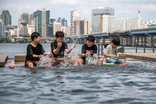 15일 오후 서울 영등포구 여의도 물빛광장에서 어린이들이 더위를 식히는 물놀이를 즐기고 있다. 이날 전국 곳곳에 올해 첫 폭염주의보가 내려졌다. /장련성 기자