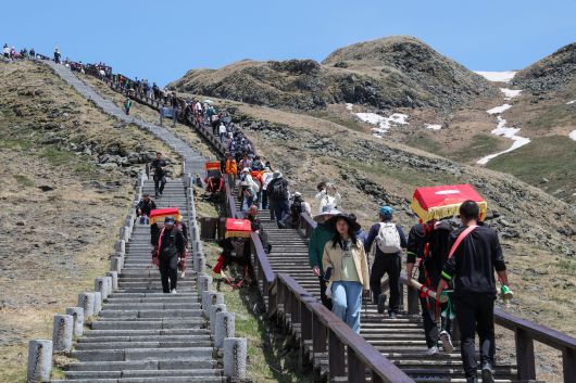 지난 12일 백두산 서파산문에서 천지를 향해 올라가는 계단길. 백두산 서파 코스는 1442개의 계단을 올라야 하기 때문에 가마꾼들이 승객을 싣고 나르는 모습을 쉽게 목격할 수 있다. 가마꾼들은 2인 1조로 움직이며, 가격은 150~400위안 정도 된다. /박성원 기자